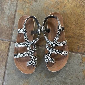 Madden girl sandals size 3